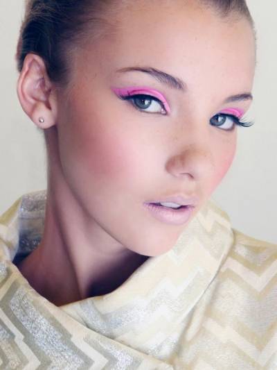 Maquiagem com delineador rosa pink