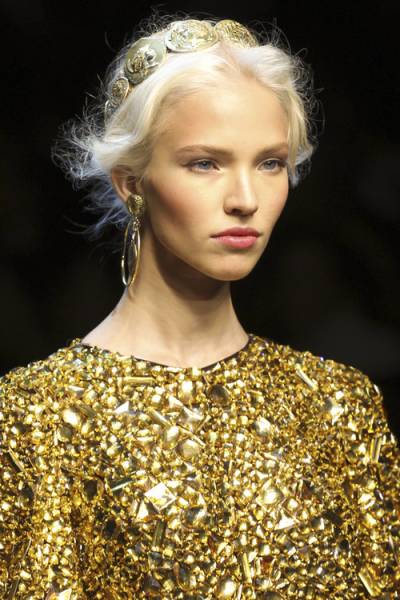 Maquiagem ideal para vestido dourado brilhoso cintilante