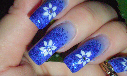 unha decorada com flor azul brilho