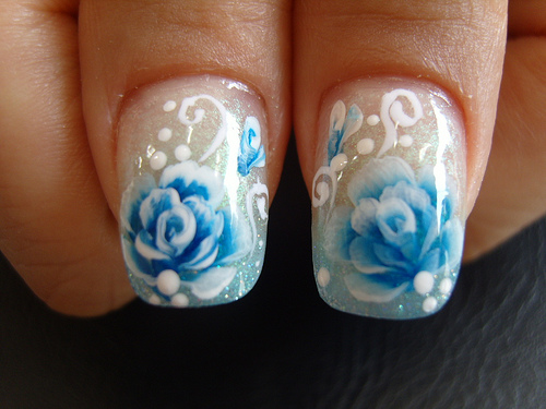 unha decorada com flor azul