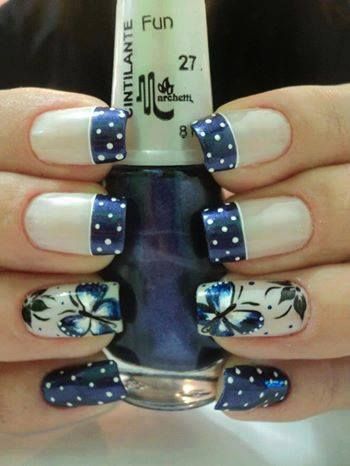 nail art borboleta e flor azul