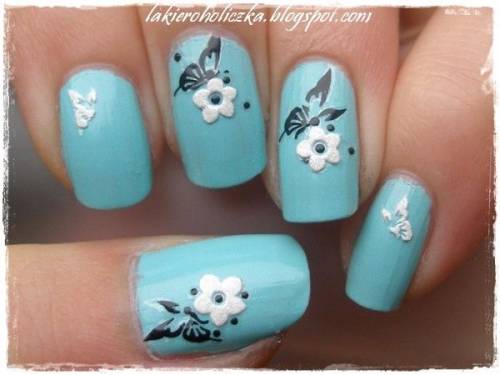 unha azul e delicada de flores e borboletas