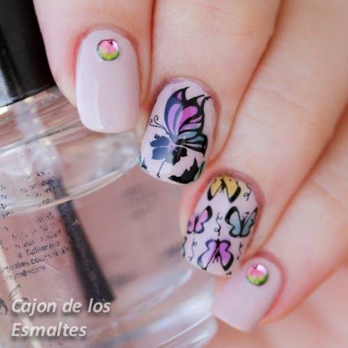 nail art colorida e suave de borboleta e flor