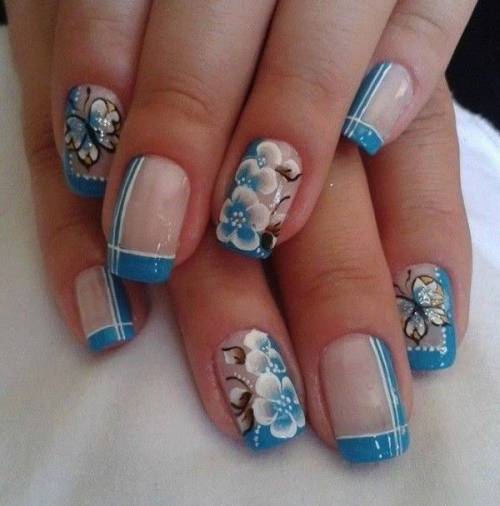 nail art azul claro de borboleta e flor