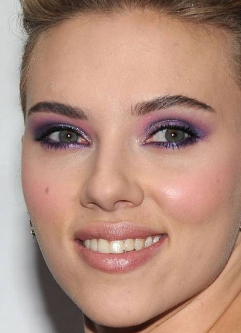 Fotos de famosas com maquiagem roxa